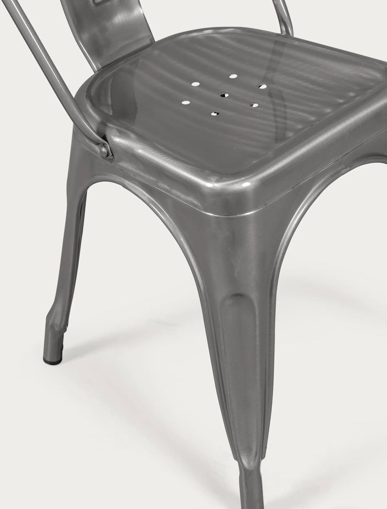 Lot de quatre chaises de bistro en métal