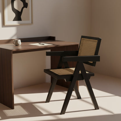 Chaise Cattani avec accoudoirs en rotin naturel et bois de frêne